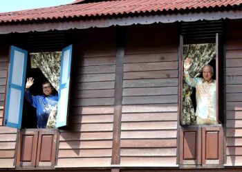 SULTAN Nazrin Muizzuddin Shah berangkat melawat Galeri Rumah Lat di Batu Gajah, semalam. Turut berangkat, Raja Permaisuri Perak, Tuanku Zara Salim. – MINGGUAN/MUHAMAD NAZREEN SYAH MUSTHAFA