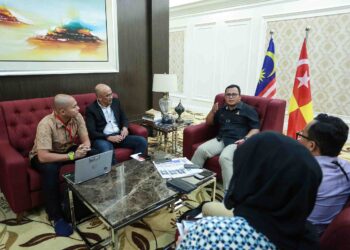 AMIRUDIN Shari ditemui dalam satu temu bual khas bersama Utusan Malaysia di kediaman rasminya, Shah Alam, Selangor, semalam. – UTUSAN/AFIQ RAZALI