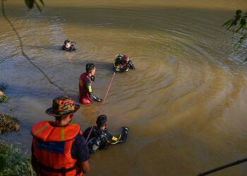 Anggota Unit Selam Skuba Jabatan Bomba dan Penyelamat  melakukan operasi mencari dan menyelamat mangsa yang dikhuatiri lemas dalam tragedi kepala air di Jeram Air Putih pada hari keempat di Kampung Seberang Tayor semalam. -UTUSAN/PUQTRA HAIRRY