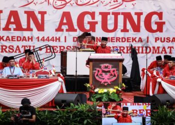 AHMAD Zahid Hamidi dianggap seorang Presiden parti yang sangat bijak dalam percaturan pemulihan
menerusi penjajaran kerajaan perpaduan. -UTUSAN/AFIQ RAZALI