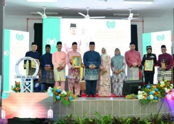 TUANKU Syed Faizuddin Putra Jamalullail (lima dari dari kiri) berkenan merakam gambar bersama penerima anugerah pada Majlis Maal Hijrah Peringkat Negeri Perlis 2023 di Sekolah Menengah Sains Tuanku Syed Putra, Kangar.