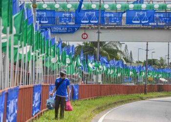 BENDERA parti-parti politik yang akan bertanding dalam PRN menghiasi sepanjang jalan raya di Marang, Terengganu. - UTUSAN/PUQTRA HAIRRY