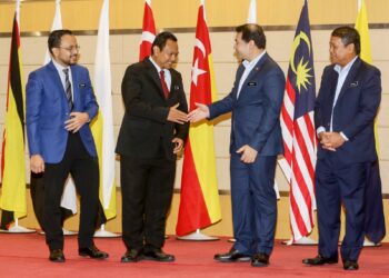 RAFIZI Ramli bersalaman dengan pegawai baharu Kementerian Ekonomi pada Majlis Perjumpaan Bersama Warga Kementerian Ekonomi di Putrajaya. - UTUSAN/FAISOL MUSTAFA