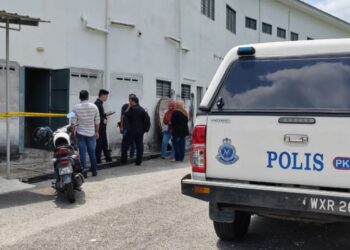 ANGGOTA polis membuat pemeriksaan di kedai emas yang dipecah masuk di Taman Pusat Perdagangan, Tanjung Rambutan, Ipoh  hari ini. -UTUSAN/ASLIZA MUSA