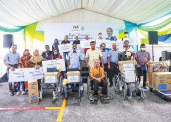 MENTERI Sumber Manusia, V. Sivakumar (tengah) bergambar bersama penerima-penerima faedah Pertubuhan Keselamatan Sosial (Perkeso) pada Majlis Pembukaan Pejabat Perkeso Klang dan Pusat 
Dialisis Perkeso di Bukit Tinggi, Klang. – utusan/AFIQ RAZALI