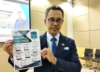 MOHAMAD Fauzi Mahson menunjukkan analisis peperiksaan STPM 2022 dalam sidang akhbar sempena pengumuman STPM 2022 peringkat negeri di Universiti Teknologi Petronas (UTP), Seri Iskandar hari ini. - UTUSAN/ASLIZA MUSA