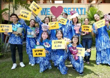 CALON STPM 2022 SMK Jalan Tasek, Ipoh menunjukkan plakad PNGK 4.0 yang mereka raih dalam peperiksaan STPM yang diumumkan hari ini. - UTUSAN//MUHAMAD NAZREEN SYAH MUSTHAFA