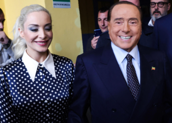 SILVIO Berlusconi dan pasangannya, Marta Fascina tiba di pusat pengundian di Milan tahun lalu.-AFP