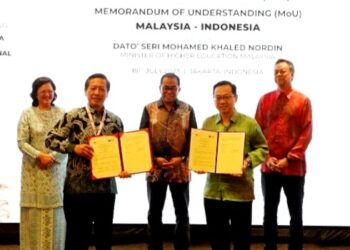 MOHAMED KHALED NORDIN (tengah) menyaksikan pertukaran MoU UTM-BRIN oleh Ahmad Fauzi Ismail  (dua dari kanan) dan Dr. R. Hendrian di Jakarta, Indonesia.