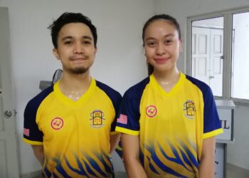 ADDEEN dan Ainaa mempamerprestasi konsisten sepanjang Kejohanan Skuasy Beregu Campuran Jemputan SRAM di Pusat Skuasy Nasional Bukit Jalil, Kuala Lumpur hari ini. - UTUSAN/AIZAWATI AHMAD