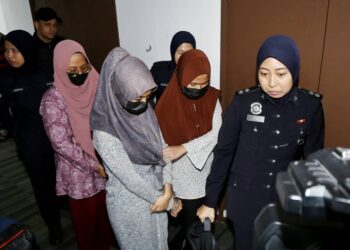 WANITA pemilik taska dan dua kakitangannya dihadapkan di Mahkamah Sesyen Ipoh hari ini atas pertuduhan mengabaikan dan menganiaya lima kanak-kanak di bawah jagaan mereka, minggu lalu. - UTUSAN/MUHAMAD NAZREEN SYAH MUSTHAFA