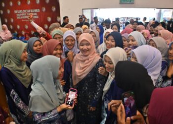 FADHLINA Sidek (tengah) beramah mesra bersama pelajar yang menyertai Himpunan  Pewaris Generasi Madani di SM Sains Sultan Mahmud, Kuala Nerus, hari ini. - UTUSAN/PUQTRA HAIRRY ROSLI