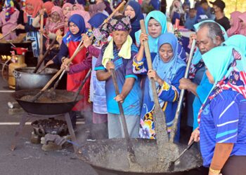 BAGI mereka yang memasak bubur Asyura sempena Muharam, niatkanlah sebagai sedekah kerana menjamu orang makan. – UTUSAN/PUQTRA HAIRRY