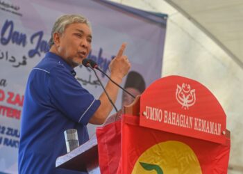 AHMAD Zahid Hamidi berucap ketika Majlis Korban Perdana dan Jamuan Rakyat di Pantai Penunjuk Kijal, Terengganu. - MINGGUAN/PUQTRA HAIRRY