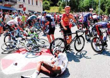 SEBAHAGIAN pelumba yang terbabit dalam kemalangan pada peringkat ke-15 Tour de France.