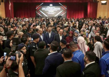 ANWAR Ibrahim ketika hadir dalam majlis perjumpaan Perdana Menteri bersama warga Jabatan Perdana Menteri (JPM) Bulan Julai di Putrajaya, semalam. - UTUSAN/FAISOL MUSTAFA