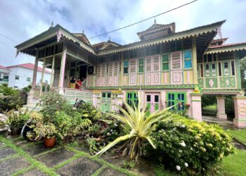 SEBUAH rumah tradisional di Jalan Datuk Wan Ahmad, Pengkalan Asam, Kangar, Perlis yang masih tersergam indah meskipun sudah berusia hampir 100 tahun.- UTUSAN/MOHD. HAFIZ ABD. MUTALIB