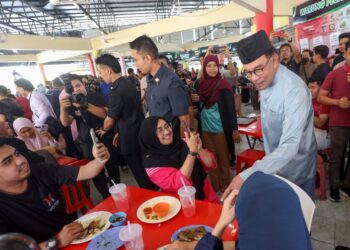 KEPERIBADIAN, watak dan sifat kepimpinan Anwar Ibrahim benar-benar memukau pandangan mata
rakyat.