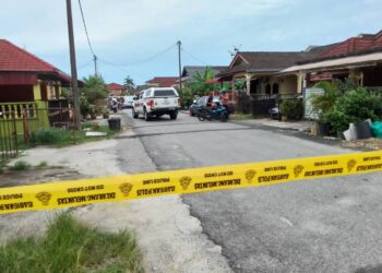 ANGGOTA Unit Forensik polis tiba di lokasi kejadian untuk menjalankan siasatan berkait kes bunuh di di Taman Desa, Pasir Tumboh, Kota Bharu, Kelantan-UTUSAN/ROHANA MOHD. NAWI