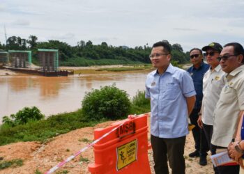 NIK Nazmi Nik Ahmad (kiri) melawat ke tapak Projek Pembinaan Jalan dan Jambatan Kampung Joh ke Kampung Belimbing di Kampung Joh, Machang, Kelantan hari ini-UTUSAN/KAMARUL BISMI KAMARUZAMAN