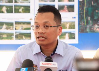 NIK Nazmi Nik Ahmad semasa sidang media selepas melawat tapak projek pembinaan jalan Kampung Joh ke Kampung Belimbing, Tanah Merah di Kampung Joh, di sini hari ini-UTUSAN/KAMARUL BISMI KAMARUZAMAN