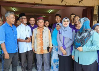 WAN Abdul Rahim Wan Abdullah (dua kiri) beramah mesra dengan tetamu yang hadir ke program Bicara Kenaf di Kampung Slow Machang, Pasir Mas, Kelantan hari ini-UTUSAN/YATIMIN ABDULLAH