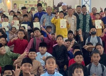 AMINUDDIN Harun (tengah) pada Majlis Penutupan Program 'Fast Track' Celik Al-Quran Sekolah-Sekolah Kementerian Pendidikan Malaysia (KPM) Peringkat Negeri Sembilan Tahun 2023 di Masjid Dato' Klana Petra Lela Mohd. Yusof, Sikamat, Seremban hari ini.-UTUSAN/NOR SHAFAWATI YUP.