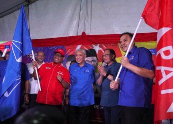 ANWAR Ibrahim dan Ahmad Zahid menghadiri program Jelajah Perpaduan Madani dan Pelancaran Jentera Perpaduan Selangor yang berlangsung di Laman Niaga Bandar Baru Bangi.- UTUSAN/AMIR KHALID