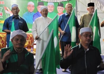 TUAN Ibrahim Tuan Man (belakang, dua dari kiri) bersama-sama kepimpinan dan jentera Pas Kawasan Kubang Kerian melafazkan ikrar pada program Ceramah Mega Ppakat Pertahan: Pas Pilihanku di Pasir Tumbuh, Kota Bharu, Kelantan malam tadi. UTUSAN/MUSTAQIM MOHAMED