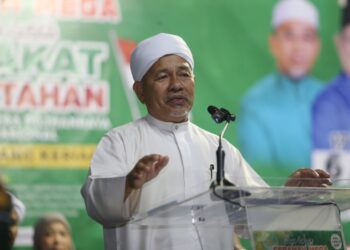 TUAN Ibrahim Tuan Man ketika menyampaikan ucapan pada Ceramah Mega Ppakat Pertahan: Pas Pilihanku di Pasir Tumbuh, Kota Bharu, Kelantan malam tadi. UTUSAN/MUSTAQIM MOHAMED