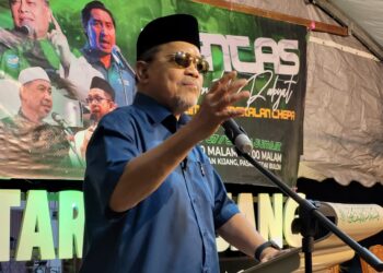 SHAHIDAN Kassim ketika berceramah pada program CeramahMega Ppakat Pertahan: Pas Pilihanku di Dataran Kijang, Kedai Buluh, Kota Bharu, Kelantan malam tadi.UTUSAN/MUSTAQIM MOHAMED