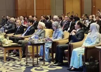 TUANKU Muhriz Ibni Almarhum Tuanku Munawir berkenaan berangkat ke Majlis Pelancaran MOH-IMU Seremban Diabetes (SeDia) Cohort Study di Seremban hari ini.-UTUSAN/NOR AINNA HAMZAH.