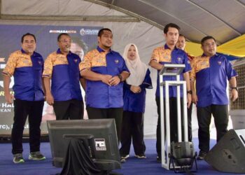 ADAM Adli Abd. Halim (dua dari kanan) 
merasmikan majlis sambutan Hari Belia Negara peringkat negeri ini di UTC, Kangar, Perlis hari ini..- UTUSAN/IZLIZAN OTHMAN