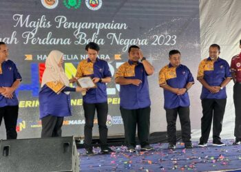 ADAM Adli (tiga dari kiri) menyerahkan sijil anugerah kepada penerima sewaktu Majlis Perasmian Sambutan Hari Belia Negara Peringkat Negeri Perlis di Pusat Transformasi Bandar, Kangar, Perlis. -UTUSAN/ASYRAF MUHAMMAD