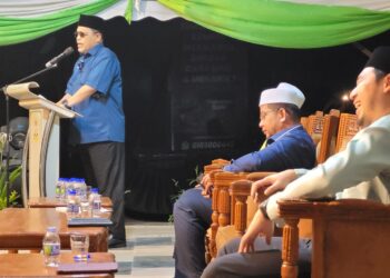 SHAHIDAN Kassim (kiri) semasa berceramah pada program Ceramah Mega Ppakat Pertahan: Pas Pilihanku di Dataran Kijang, Kedia Buluh, Kota Bharu, Kelantan malam tadi. UTUSAN/MUSTAQIM MOHAMED