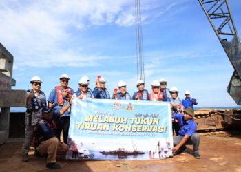 MOHD. Amar Nik Abdullah (tengah) bergambar semasa merasmikan Program Melabuh Tukun Tiruan Konservasi di Perairan Negeri Kelantan Tahun 2023 di perairan Tok Bali, Pasir Putih, Kelantan.UTUSAN/KAMARUL BISMI KAMARUZAMAN