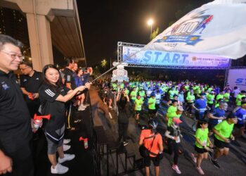 HANNAH Yeoh mengibarkan bendera semasa pelepasan peserta larian NPE Highway Challenge Siri ke-2 di Lebuhraya Pantai Baru (NPE) Ahad lalu.