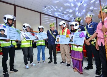 ANTHONY Loke Siew Fook (tengah) beramah mesra bersama penerima lesen memandu motosikal pada majlis pelancaran Program MyLESEN B2 Peringkat Negeri Sembilan di Dewan Orang Ramai Titi, Jelebu hari ini.-UTUSAN/MOHD. SHAHJEHAN MAAMIN.