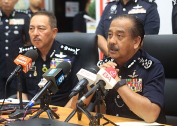 RAZARUDIN Husain (kanan) bersama Muhamad Zaki Harun semasa sidang media berkait Pilihan Raya Negeri (PRN) di Ibu Pejabat Polis Kontinjen (IPK) Kelantan di Kota Bharu, Kelantan hari ini-UTUSAN/KAMARUL BISMI KAMARULZAMAN