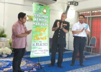 ROSLI Husain (dua kanan) semasa merasmikan Kempen Makanan Halal dan Bersih sempena Majlis Dialog Cegah Rasuah Rezeki Barokah di Masjid Ismail Petra Tanah Merah, Kelantan-UTUSAN/ROHANA ISMAIL.