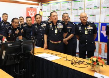 RAZARUDIN Husain (kiri) meninjau persiapan Polis Kelantan menghadapi PRN di Ibu Pejabat Polis Kontinjen (IPK) Kelantan di Kota Bharu, Kelantan hari ini.-UTUSAN/KAMARUL BISMI KAMARULZAMAN