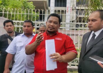 ZULHAZMI Hassan (dua kanan) semasa sidang media berkait dana RM30 juta di hadapan Ibu Pejabat SPRM Kelantan di Kota Bharu, Kelantan hari ini-UTUSAN/ROSALWANI CHE SOH