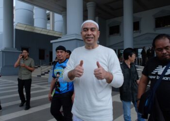 ISMAHALIL Hamzah keluar dari Mahkamah Tinggi Kuala Lumpur selepas dibebaskan daripada tuduhan mengedar dadah. -   UTUSAN/M. FIRDAUS M. JOHARI