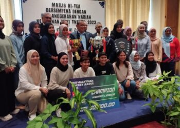 AMINUDDIN Harun (berdiri, tengah) bergambar bersama para pemain hoki wanita pada Majlis Anugerah Hadiah Kemenangan Kepada Pasukan Hoki Wanita Negeri Sembilan Bagi Kejohanan Liga Hoki TNB Kebangsaan 2023 di Seremban hari ini. -UTUSAN/NAZARUDIN SHAHARI.