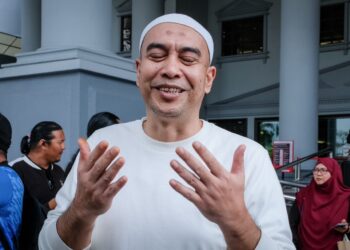 ISMAHALIL Hamzah menadah tangan mensyukuri keputusan Mahkamah Tinggi Kuala Lumpur yang membebaskannya daripada tuduhan mengedar dadah. -   UTUSAN/M. FIRDAUS M. JOHARI