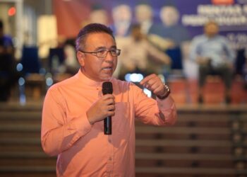 ADLY Zahari semasa semasa berceramah pada program Pentas Pemuda Perpaduan Negeri Kelantan di Pekarangan Pejabat UMNO Negeri Kelantan, di Kota Bharu, Kelantan malam tadi-UTUSAN/KAMARUL BISMI KAMARULZAMAN