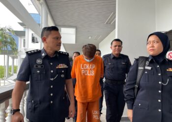 TERTUDUH lelaki diiring keluar anggota polis selepas didakwa di Mahkamah Majistret, Ayer Keroh, Melaka dengan pertuduhan melakukan bunuh dengan menyebabkan kematian terhadap seorang kanak-kanak lelaki berusia tiga tahun. - UTUSAN/MUHAMMAD SHAHIZAM TAZALI