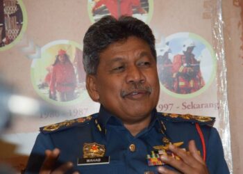 ABDUL Wahab Mat Yasin bercakap dalam sidang akhbar selepas menyampaikan Penganugerahan Pingat Perkhidmatan Bomba 2020 dan Anugerah Perkhidmatan Cemerlang JBPM Sarawak 2022 di Hotel Raia, Kuching hari ini.