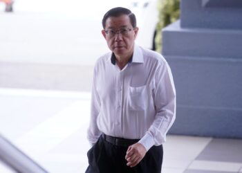 LIM Guan Eng tiba di Mahkamah Sesyen Kuala Lumpur bagi perbicaraan kes rasuah terowong dasar laut Pulau Pinang. -  UTUSAN/FAUZI BAHARUDIN