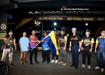 MUHAMMAD Azmir Azizan (empat dari kiri) 
menyempurnakan majlis pelepasan Perlis Team di hadapan bangunan MSN Perlis di Kangar, Perlis malam tadi.- UTUSAN/IZLIZAN OTHMAN